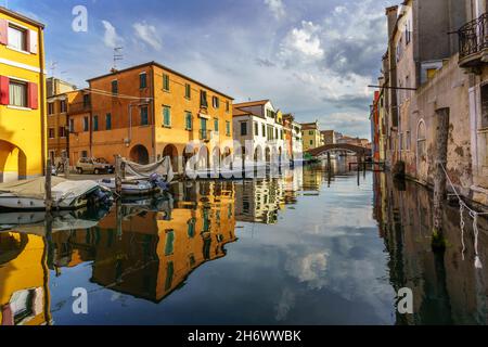 Vista sulla pittoresca cittadina di Comacchio, con edifici e canali, come la Venezia più famosa Foto Stock