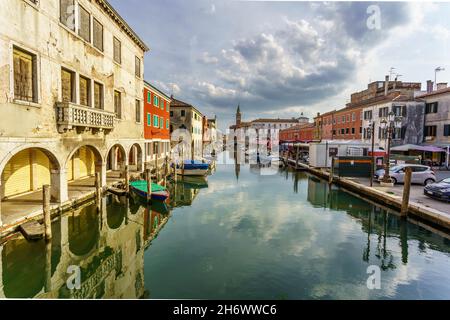 Vista sulla pittoresca cittadina di Comacchio, con edifici e canali, come la Venezia più famosa Foto Stock