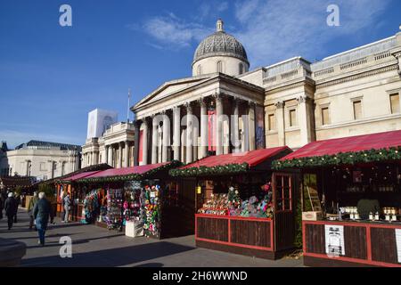 Londra, Regno Unito. 18 novembre 2021. Mercatino di Natale fuori dalla Galleria Nazionale a Trafalgar Square. Foto Stock