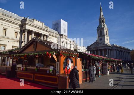 Londra, Regno Unito. 18 novembre 2021. Mercatino di Natale fuori dalla Galleria Nazionale a Trafalgar Square. Foto Stock