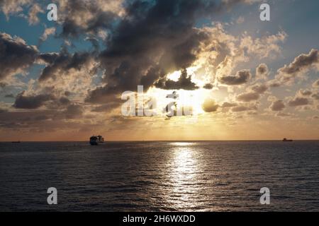 26 ottobre 2021, Spagna, tenero: La nave da crociera Aida bella (l) attende al mattino prima di entrare nella posizione di ormeggio nel porto di Santa Cruz de Tenerife. L'AIDAbella, che naviga sotto Aida Cruises, appartiene a Carnival Corporation & plc. La nave club della flotta da crociera è stata costruita presso il cantiere Meyer Werft a Papenburg, e la chiglia è stata posata nel 2007. Foto: Soeren Stache/dpa-Zentralbild/ZB Foto Stock