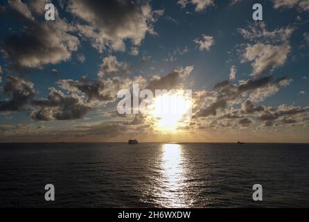 26 ottobre 2021, Spagna, tenero: La nave da crociera Aida bella (l) attende al mattino prima di entrare nella posizione di ormeggio nel porto di Santa Cruz de Tenerife. L'AIDAbella, che naviga sotto Aida Cruises, appartiene a Carnival Corporation & plc. La nave club della flotta da crociera è stata costruita presso il cantiere Meyer Werft a Papenburg, e la chiglia è stata posata nel 2007. Foto: Soeren Stache/dpa-Zentralbild/ZB Foto Stock