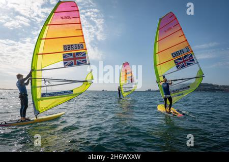 Tom Squires con il partner di formazione, Andy Brown (GBR) e Matt Carey (Malta) durante una sessione di allenamento di windsurf RS:X il 21 luglio 2020, Weymouth Bay Foto Stock