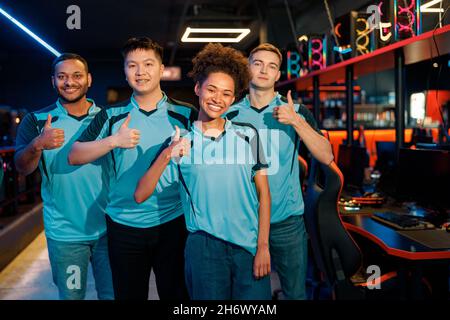 I giovani giocatori riescono a vincere un torneo di gioco in computer club Foto Stock