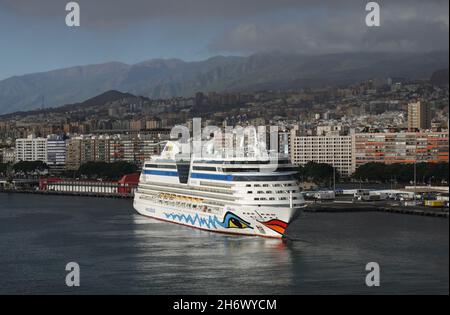 26 ottobre 2021, Spagna, Teneriffa: La nave da crociera Aida Bella inverte la posizione di ormeggio nel porto di Santa Cruz de Tenerife. L'AIDAbella che naviga sotto Aida Cruises appartiene a Carnival Corporation & plc. La nave club della flotta da crociera è stata costruita presso il cantiere Meyer di Papenburg, la deposizione della chiglia è stata effettuata nel 2007. Foto: Soeren Stache/dpa-Zentralbild/ZB Foto Stock