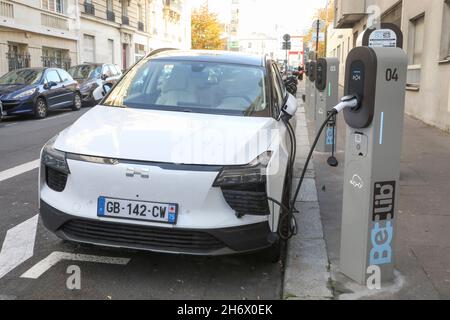 BELIB' LA RETE PUBBLICA DI STAZIONI DI RICARICA PER VEICOLI ELETTRICI A PARIGI Foto Stock