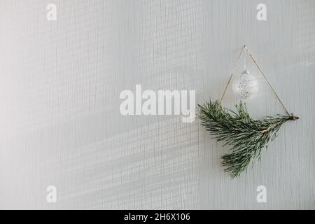 Natale fatto a mano minimo DIY zero rifiuti, eco-friendly decorazione per la casa. Fai da te zero rifiuti, eco-friendly Natale decorazione minimalistica parete fatta Foto Stock