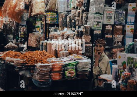 Negozio che vende all'ingrosso prodotto locale a Dong Xuan mercato in Hanoi cuty Vietnam Foto Stock