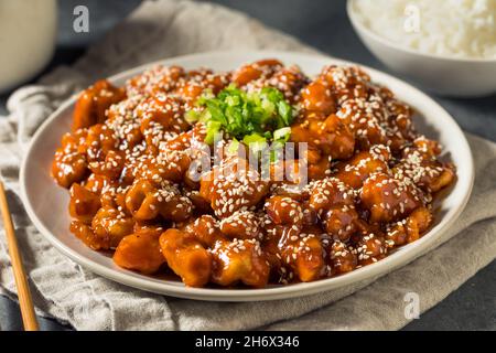 Pollo di Gochujang coreano fatto in casa con Sesame e riso Foto Stock