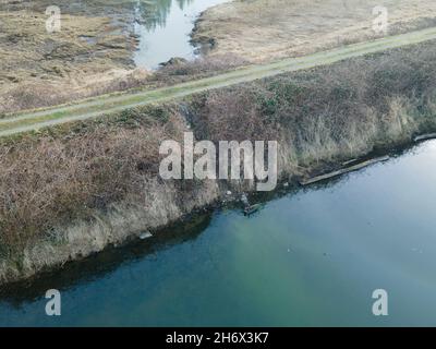 Vecchia porta di alluvione in una diga di alluvione nella prateria di Suma nella bassa Valle di Fraser, Foto Stock