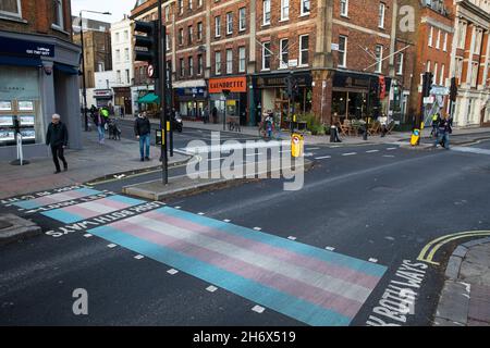 Londra, Regno Unito. 17 novembre 2021. Il primo attraversamento pedonale di bandiera transgender a Camden è inteso a dimostrare l'impegno del quartiere londinese verso l'inclusività. Credit: Mark Kerrison/Alamy Live News Foto Stock