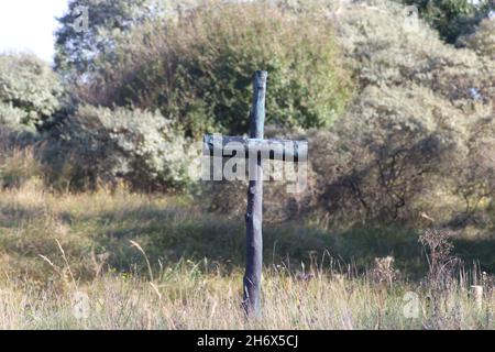 Croci di bronzo sul sito commemorativo dove i membri della resistenza sono stati uccisi durante la seconda guerra mondiale sul Waalsdorpervlakte all'Aia Foto Stock