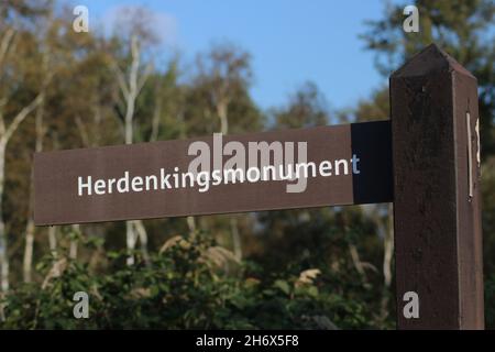 Cartello di direzione per il monumento commemorativo del Waalsdorpervlakte a l'Aia Foto Stock