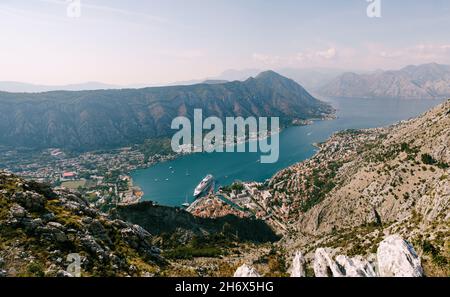 Vista dal Monte Lovcen su una nave da crociera al largo della costa della città vecchia di Cattaro Foto Stock