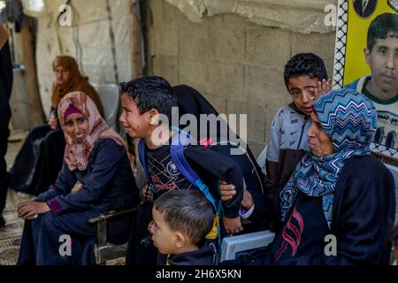 Gaza, Gaza. 18 Nov 2021. I parenti dei palestinesi Sami al-Amour piangono nel campo di Deir al-Balah nella striscia centrale di Gaza.Sami al-Amour, 39 anni, residente nella città di Deir al-Balah nella striscia di Gaza, è morto nella sua cella questa mattina a causa di intenzionale negligenza medica. È stato arrestato dall'occupazione israeliana nel 2008 e condannato a 19 anni di prigione. Credit: SOPA Images Limited/Alamy Live News Foto Stock