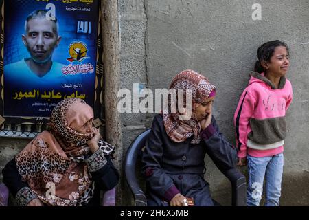 Gaza, Gaza. 18 Nov 2021. I parenti dei palestinesi Sami al-Amour piangono nel campo di Deir al-Balah nella striscia centrale di Gaza.Sami al-Amour, 39 anni, residente nella città di Deir al-Balah nella striscia di Gaza, è morto nella sua cella questa mattina a causa di intenzionale negligenza medica. È stato arrestato dall'occupazione israeliana nel 2008 e condannato a 19 anni di prigione. Credit: SOPA Images Limited/Alamy Live News Foto Stock