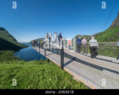 Gruppo turistico visita la piattaforma di osservazione a Bergsbotn, punto di osservazione sul fiordo Bergsfjorden, Senja isola, Norvegia Foto Stock