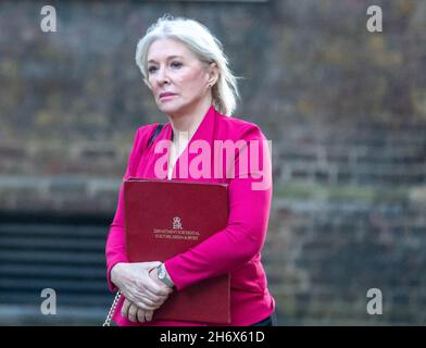 Londra UK 16 Nov 2021 Nadine Dorries , Segretario della Cultura arriva ad una riunione del gabinetto al 10 Downing Street London. Credit Ian DavidsonAlamy Live News Foto Stock