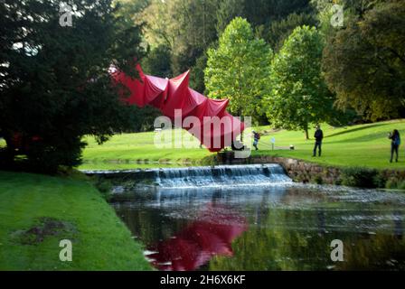 Installazione d'arte a ponte sul fiume Skell, Studley Royal Park, Fountains Abbey, Aldfield, nei pressi di Ripon, North Yorkshire, Inghilterra Foto Stock