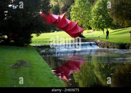 Installazione d'arte a ponte sul fiume Skell, Studley Royal Park, Fountains Abbey, Aldfield, nei pressi di Ripon, North Yorkshire, Inghilterra Foto Stock