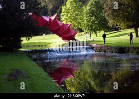 Installazione d'arte a ponte sul fiume Skell, Studley Royal Park, Fountains Abbey, Aldfield, nei pressi di Ripon, North Yorkshire, Inghilterra Foto Stock