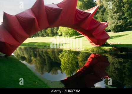 Installazione d'arte a ponte sul fiume Skell, Studley Royal Park, Fountains Abbey, Aldfield, nei pressi di Ripon, North Yorkshire, Inghilterra Foto Stock