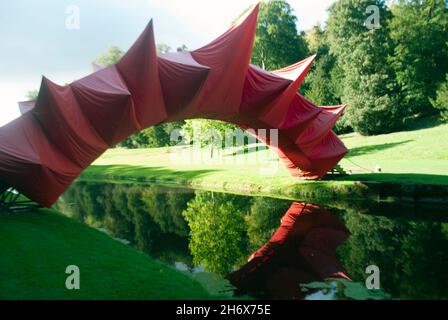 Installazione d'arte a ponte sul fiume Skell, Studley Royal Park, Fountains Abbey, Aldfield, nei pressi di Ripon, North Yorkshire, Inghilterra Foto Stock