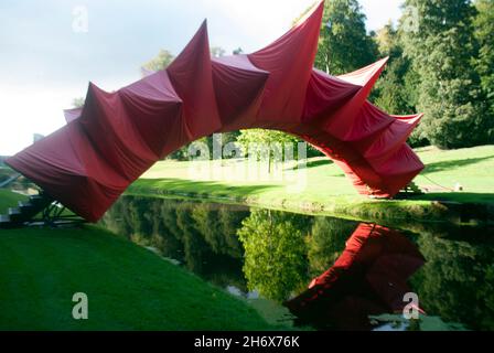 Installazione d'arte a ponte sul fiume Skell, Studley Royal Park, Fountains Abbey, Aldfield, nei pressi di Ripon, North Yorkshire, Inghilterra Foto Stock