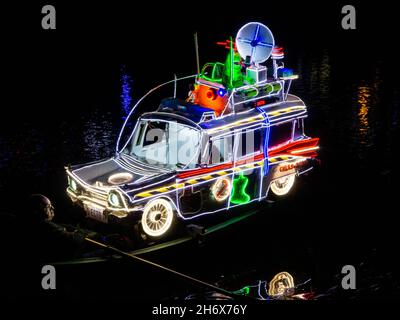 Imbarcazione decorativa sul fiume Derwent durante la stagione delle illuminazioni a Matlock Bath Derbyshire Inghilterra Regno Unito che si svolge in settembre e ottobre. Foto Stock