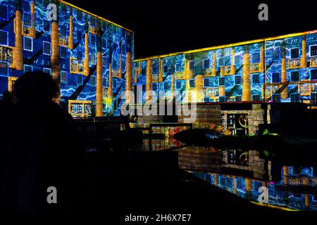 Shine A Light music and light projection event held at Cromford Mill World Heritage Site nel Derbyshire Peak District England UK il 29 ottobre 2021 Foto Stock