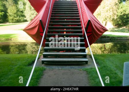 Passi di 'Bridged' installazione d'arte sul fiume Skell, Studley Royal Park, Fountains Abbey, Aldfield, vicino Ripon, North Yorkshire, Inghilterra Foto Stock