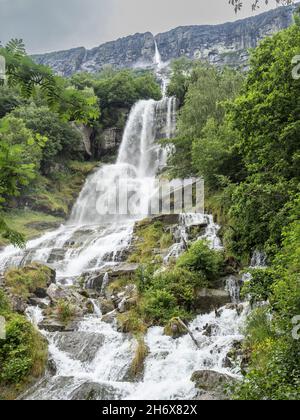 Cascata Vinnufossen nella valle Sunndal vicino Sunndalsora, una delle cascate norvegesi più alte della Norvegia Foto Stock