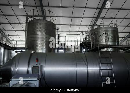 Interni moderni di una fabbrica di vino con serbatoi. Foto Stock