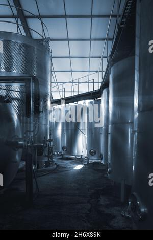 Interni moderni di una fabbrica di vino con serbatoi. Foto Stock
