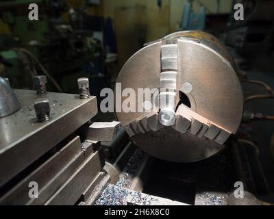 Russia Mosca, industria della lavorazione dei metalli: Tornio di finitura in metallo, un hobby Foto Stock