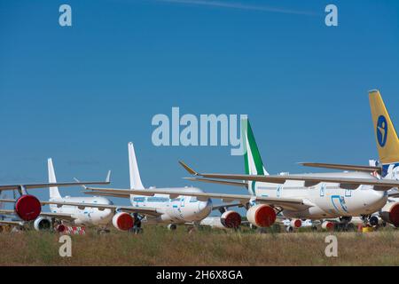 Caude, Teruel, Spagna. 13 luglio 2021 - Teruel Aerodrome, il più grande centro di manutenzione, stoccaggio e riciclaggio di aeromobili a lungo termine in Europa Foto Stock