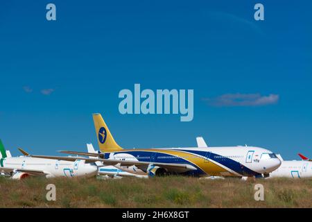 Caude, Teruel, Spagna. 13 luglio 2021 - Teruel Aerodrome, il più grande centro di manutenzione, stoccaggio e riciclaggio degli aerei d'Europa. Compagnia aerea iFly Foto Stock