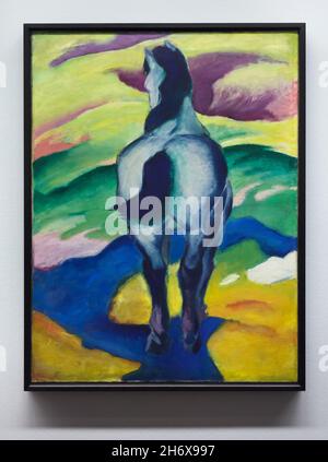 Dipinto "Blue Horse II" del pittore espressionista tedesco Franz Marc (1911) in mostra al Museo Albertina di Vienna, Austria. Foto Stock