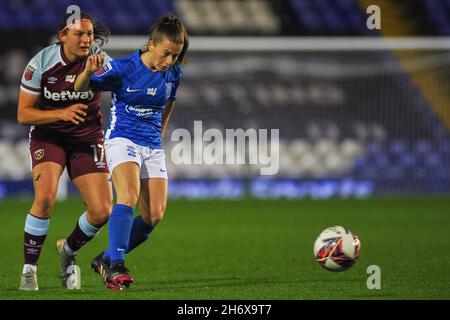 Christie Murray (Birmingham City 10) passa la palla durante la partita della Coppa conti donne tra Birmingham City e West Ham al St. Andrew's Trillion Stadium a Birmingham, Inghilterra Karl W Newton/Sports Press Photo Foto Stock