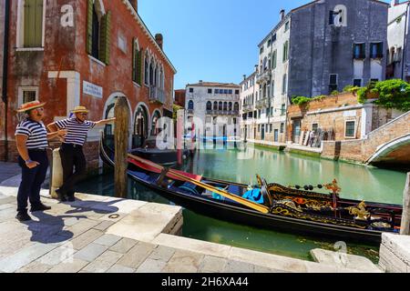 Gondolieri in attesa di clienti Foto Stock