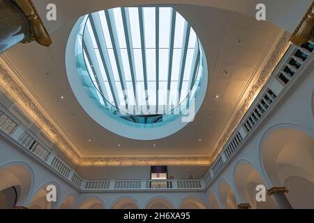 ABERDEEN CITY SCOTLAND ART GALLERY ALL'INTERNO DEL LUCERNARIO PRINCIPALE E BALCONI Foto Stock