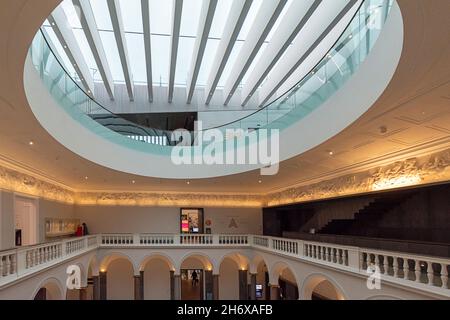 ABERDEEN CITY SCOTLAND ART GALLERY INTERNO GRANDE LUCERNARIO E BALCONI Foto Stock