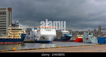 ABERDEEN CITY SCOTLAND OFFRE NAVI E TRAGHETTO ORMEGGIATI NEL PORTO, ACCANTO A REGENTS QUAY E TRINITY QUAY Foto Stock