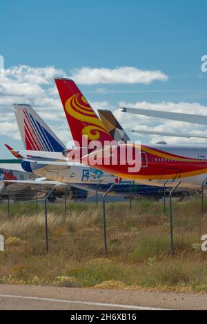 Caude, Teruel, Spagna. 13 luglio 2021 - Teruel Aerodrome il più grande centro di manutenzione, stoccaggio e riciclaggio degli aerei d'Europa. Code di piani Foto Stock