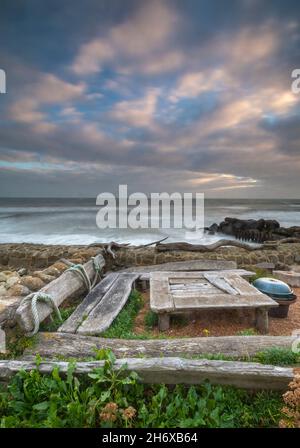all'esterno zona pranzo sulla costa dell'isola di wight, isola di wight costa a stefill cove, drivftwood funiture sull'isola di wight costa. Foto Stock