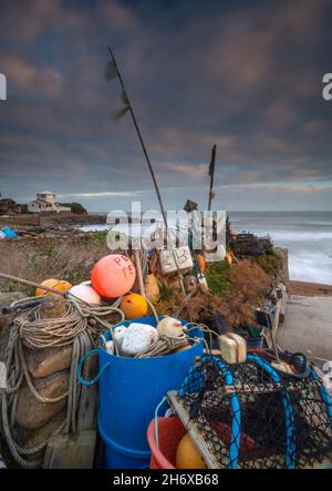 Stefill cove, isola di wight Coastline, galleggianti da pesca, ventnor, isola di wight Shoreline, skiy atmosferico, carri da pesca vecchi a stefill cove IOW. Foto Stock