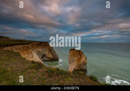 isola di wight costa, isola di wight costa, isola di acqua dolce baia di wight costa, spiaggia sull'isola di wight, rocce e scogliere, moody seascape. Foto Stock