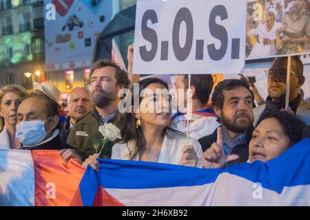 Madrid, Spagna. 15 Nov 2021. Il deputato e il portavoce del partito di estrema destra VOX nell'Assemblea di Madrid e il suo partner Iván Espinosa de los Monteros. Centinaia di persone si sono riunite questo lunedì nella centrale e nota Puerta del Sol di Madrid contro la 'libertà? A Cuba, a favore della 'libertà? E a sostegno delle marce del novembre 15 hanno chiesto nel paese caraibico di chiedere un cambiamento politico. (Foto di Alberto Sibaja/Pacific Press/Sipa USA) Credit: Sipa USA/Alamy Live News Foto Stock