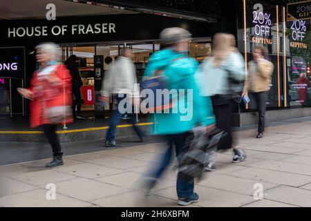 Oxford Street, Londra, Regno Unito. 18 Nov 2021. È stato annunciato oggi che la catena di grandi magazzini House of Fraser chiuderà il suo negozio di punta su Oxford Street nel West End di Londra nel gennaio 2022. Il proprietario Mike Ashley di Frasers Group ha annunciato che il negozio doveva essere sfrattato dalla sua sede dal proprietario dopo oltre 140 anni. Credit: Imagplotter/Alamy Live News Foto Stock