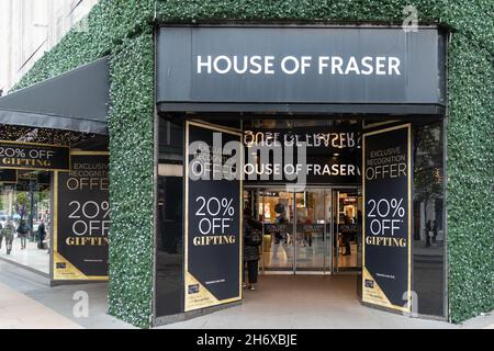 Oxford Street, Londra, Regno Unito. 18 Nov 2021. È stato annunciato oggi che la catena di grandi magazzini House of Fraser chiuderà il suo negozio di punta su Oxford Street nel West End di Londra nel gennaio 2022. Il proprietario Mike Ashley di Frasers Group ha annunciato che il negozio doveva essere sfrattato dalla sua sede dal proprietario dopo oltre 140 anni. Credit: Imagplotter/Alamy Live News Foto Stock